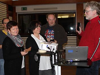 Der Medienfachberater von Unterfranken, Lambert Zumbrägel (rechts), mit den beiden Schulleiterinnen der Grundschule Ebelsbach, Rektorin Angelika Schmitt (Dritte von links) und ihrer Stellvertreterin Edith Mayer (Zweite von links), sowie ElternbeirätenGünther Geiling