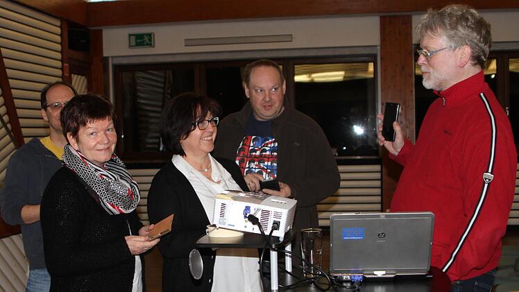 Der Medienfachberater von Unterfranken, Lambert Zumbrägel (rechts), mit den beiden Schulleiterinnen der Grundschule Ebelsbach, Rektorin Angelika Schmitt (Dritte von links) und ihrer Stellvertreterin Edith Mayer (Zweite von links), sowie ElternbeirätenGünther Geiling