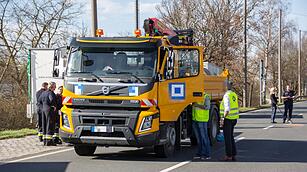 Frontal von Lkw erfasst –  Fußgänger schwebt nach Unfall in Nürnberg in Lebensgefahr