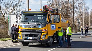 Frontal von Lkw erfasst –  Fußgänger schwebt nach Unfall in Nürnberg in Lebensgefahr Frontal von Lkw erfasst –  Fußgänger schwebt nach Unfall in Nürnberg in Lebensgefahr