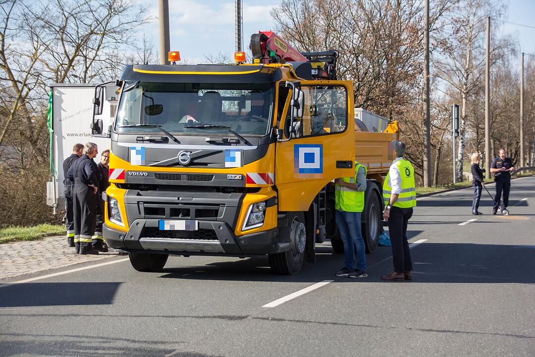 Frontal von Lkw erfasst –  Fußgänger schwebt nach Unfall in Nürnberg in Lebensgefahr