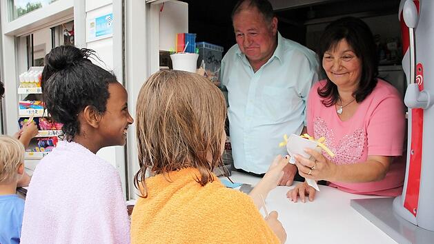 Seit 25 Jahren betreiben Veronika und Gerhard Weber den Kiosk im Mainleuser Freibad. Beide lieben den Umgang mit anderen Menschen und haben f&uuml;r sie stets ein L&auml;cheln parat. Foto: Stephan St&ouml;ckel