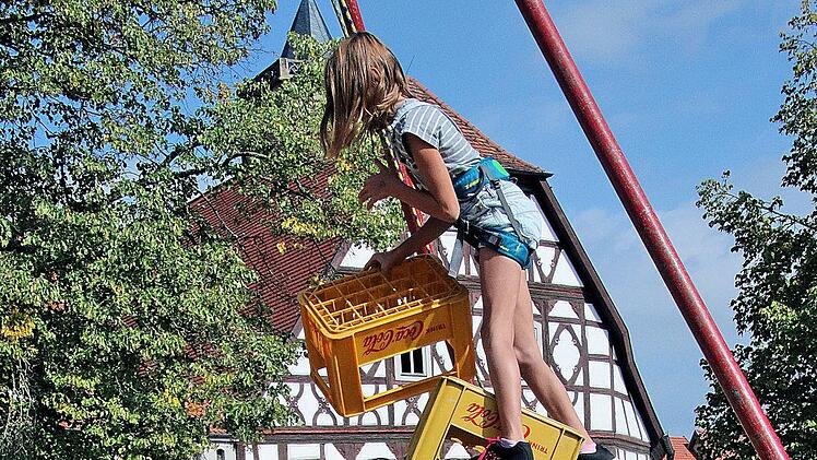 Etwas für Mutige war das Getränkekosten-Klettern beim Netzwerk für soziale  Dienste. Foto: Dieter Britz