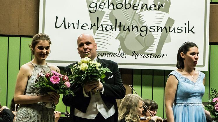 Als Vokalsolisten begeisterten Selina Schreier, Sascha Mai und Andrea Chudak (von links) beim Neujahrskonzert des Musizierkreis Neustadt.Foto: Jochen Berger