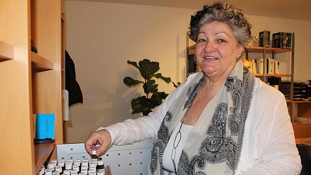 Doris Haupt sucht f&uuml;r jeden ihrer Patienten nach den passenden Globuli.  Foto: Cindy D&ouml;tschel