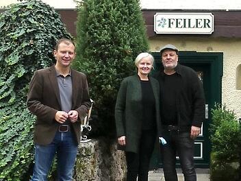 Die neuen Betreiber vor dem Hotel Feiler mit Bürgermeister Marco Trautner (l.) Foto: hl