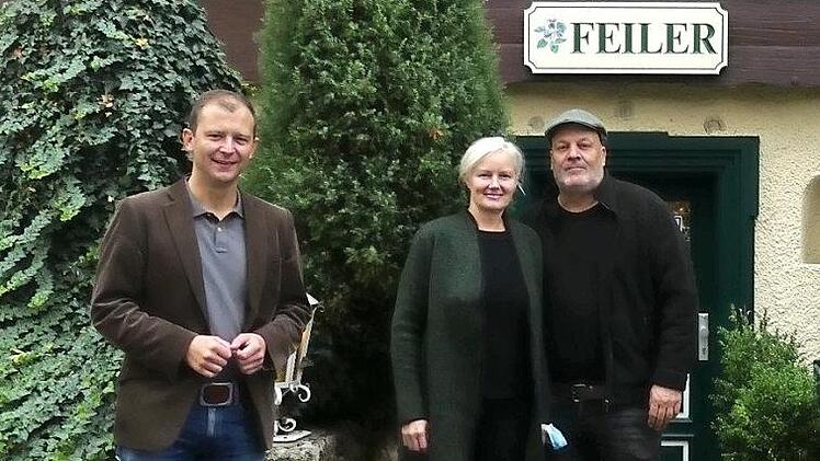 Die neuen Betreiber vor dem Hotel Feiler mit Bürgermeister Marco Trautner (l.) Foto: hl