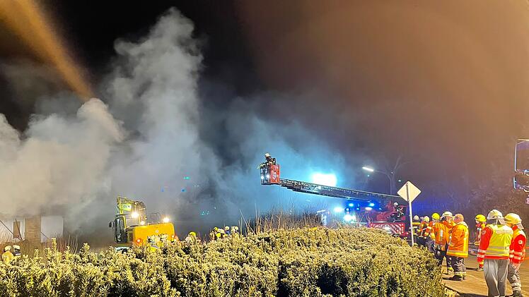 Bungalow brennt völlig aus - Bewohnerin wird verletzt