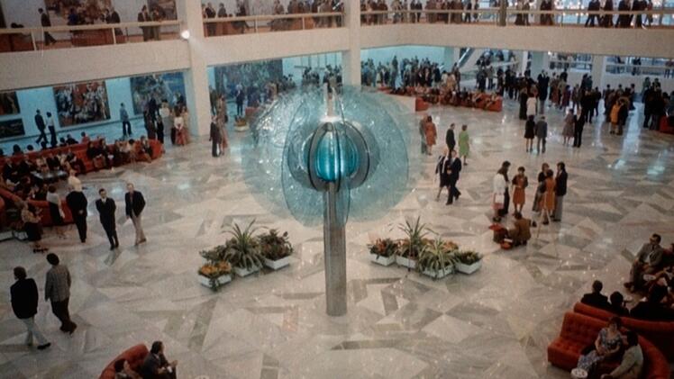 Kaum etwas erinnert heute mehr an den Palast der Republik. Der Volksmund nannte ihn wegen seiner vielen Leuchten "Erichs Lampenladen". - Die "Gl&auml;serne Blume" im Foyer, K&ouml;nigin aller Lampen, wurde in Kisten verpackt und aufgehoben.