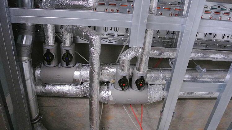 Die Installation in einer Nasszelle, wie ein Bad auf "Krankenhaus-Behördensdeutsch" heißt.