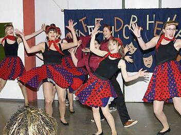 Die Junkersdorfer Showtanzgruppe mit ihrem "Twist again".  Fotos: KA