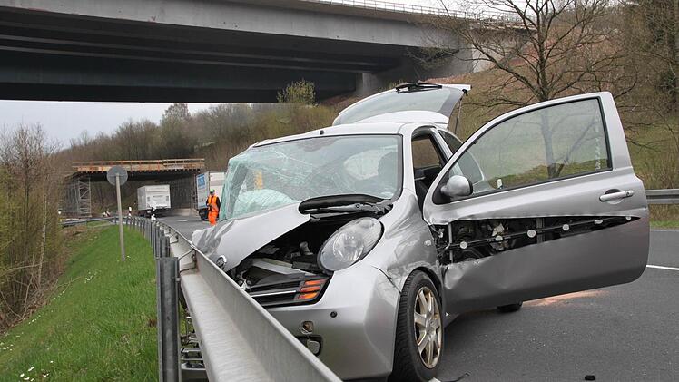 Schadensbilanz: Zwei Leichtverletzte, eine Schwerverletzte und 20.000 Euro Schaden.