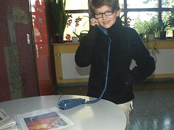 Bei der Brandschutzwoche für die Drittklässler der Grundschule Oerlenbach musste Maxima den Notruf 112 wählen. Fotos: Stefan Geiger
