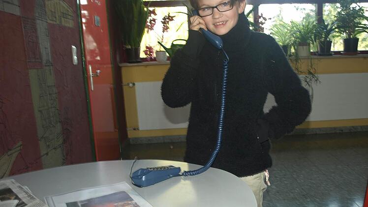 Bei der Brandschutzwoche für die Drittklässler der Grundschule Oerlenbach musste Maxima den Notruf 112 wählen. Fotos: Stefan Geiger