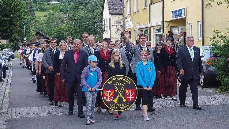 Festzug zum Jugendheim.