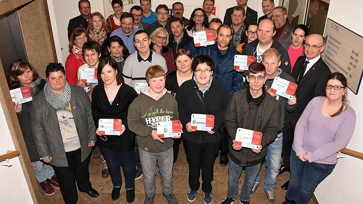 15 Unternehmer oder Leiter von Einrichtungen im Landkreis Haßberge haben das Qualitätssiegel "Mensch inklusive" erhalten, weil sie Menschen mit Behinderung beschäftigen.