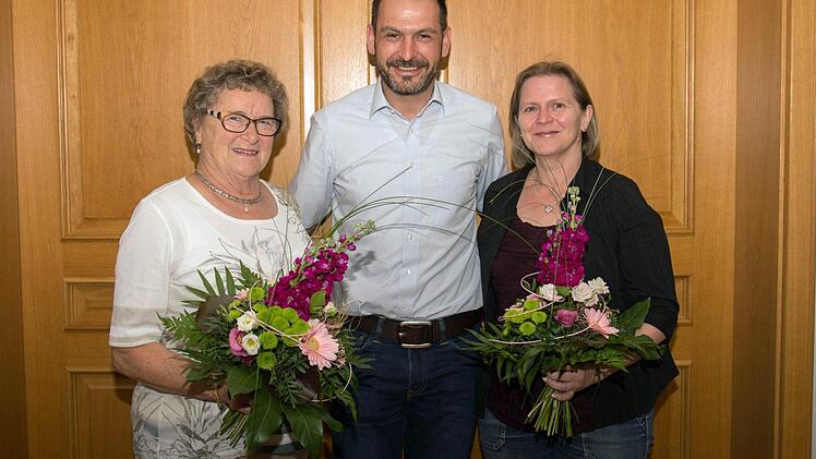 Krista Braunreuter (links) hat die Leitung der Gemeindebibliothek Wonfurt an Petra Buld (rechts) übergeben. Bürgermeister Holger Baunacher dankte Krista Braunreuter in der Sitzung des Gemeinderats für ihre hervorragende Arbeit und hieß Petra Buld willkommen.