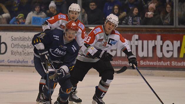 Der Schweinfurter Michele Amrhein (links) wird von Bad Kissingens Eugen Nold verfolgt. Marion Wetterich