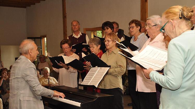 Den Anfang machte der Gesangverein Aschach - unter der musikalischen Leitung von Thomas Betzer - mit gemütlichen Wander-, Heimat- und Abendliedern. Peter Klopf