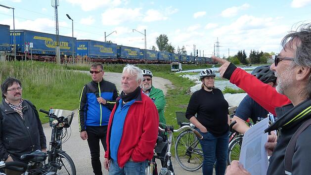 Rund 20 Radfahrer lie&szlig;en sich direkt neben der Bahnstrecke erl&auml;utern, was auf Bamberg in den n&auml;chsten Jahren zukommen wird.  Fotos: Julian Megerle