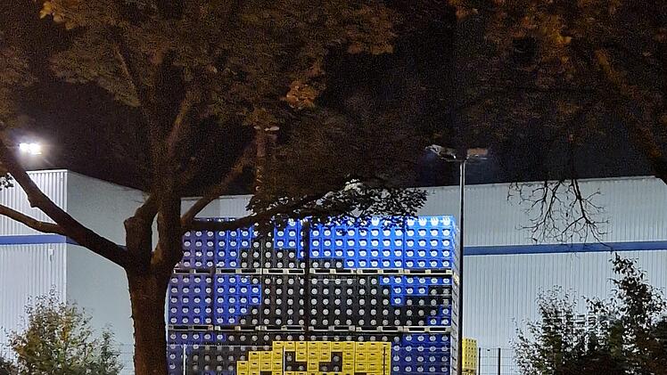 Bayreuth: Brauerei Maisel mit Weihnachtsaktion - Mitarbeiter bauen "Kastenkunstwerk"