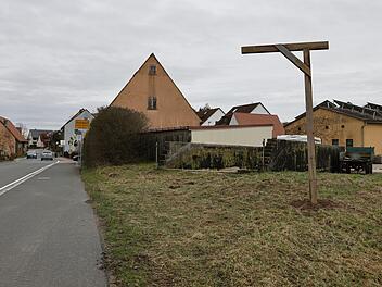 Landkreis Fürth: Galgen mit hängender Ampel in Raindorf aufgestellt