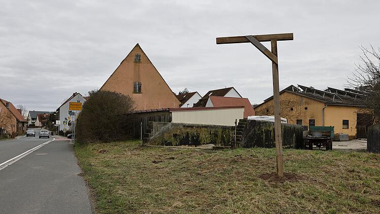 Landkreis Fürth: Galgen mit hängender Ampel in Raindorf aufgestellt