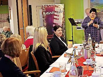 BRK-Seniorenbeauftragte Gertrud H&uuml;mmer bei der Begr&uuml;&szlig;ung; sie dankte dem Team, das die Feier vorbereitet hatte.