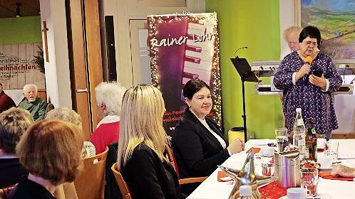 BRK-Seniorenbeauftragte Gertrud H&uuml;mmer bei der Begr&uuml;&szlig;ung; sie dankte dem Team, das die Feier vorbereitet hatte.