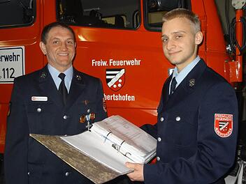 Martin Kraft wurde zum neuen Kassier der Albertshofener Feuerwehr gewählt. Erster Vorstand Peter Reidelbach kann selbst auf 15 Jahre (1988 - 2003) Kassiertätigkeit zurückblicken.  Fotos: Elli Stühler