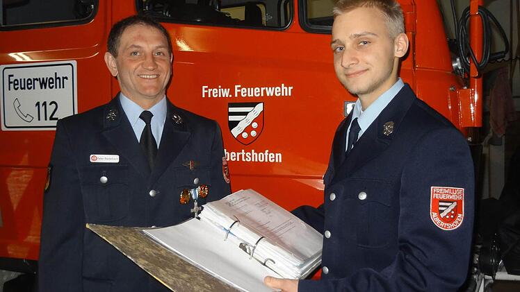 Martin Kraft wurde zum neuen Kassier der Albertshofener Feuerwehr gewählt. Erster Vorstand Peter Reidelbach kann selbst auf 15 Jahre (1988 - 2003) Kassiertätigkeit zurückblicken.  Fotos: Elli Stühler