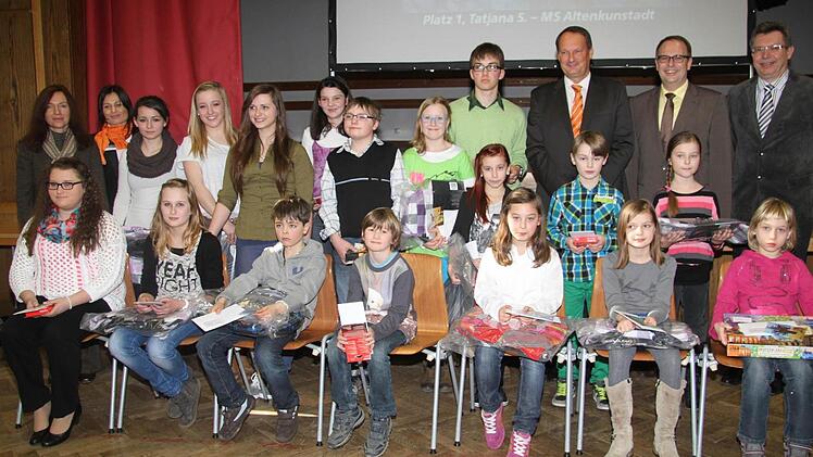 Die Preisträger des "Jugend creativ"-Wettbewerb zusammen mit (ab dem Ersten von rechts) Michael Lieb von der Raiffeisen-Volksbank, Landrat Christian Meißner und dem Vorsitzenden des Genossenschafts-Kreisverbandes, Hans-Joachim Autsch.