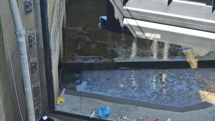 Unten: der neue Torpilz. Oben: die linke Torecke. Das muss zusammen.