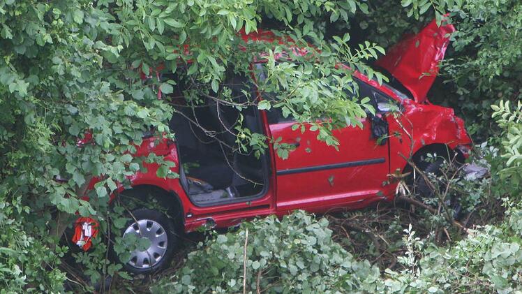 Der Wagen verfing sich in einem Baum. Foto: Stefan Johannes