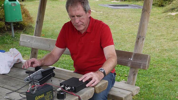 Heinz Armer demonstriert, dass man auch auf einem Spielplatz Kontakt mit anderen Amateuerfunkern zumindest in Europa herstellen kann. Foto: Pauline Lindner