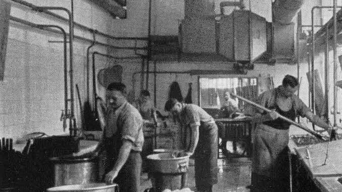 Blick in die Produktionsräume der Fleischfabrik Sauermann.  Foto: BR-Archiv