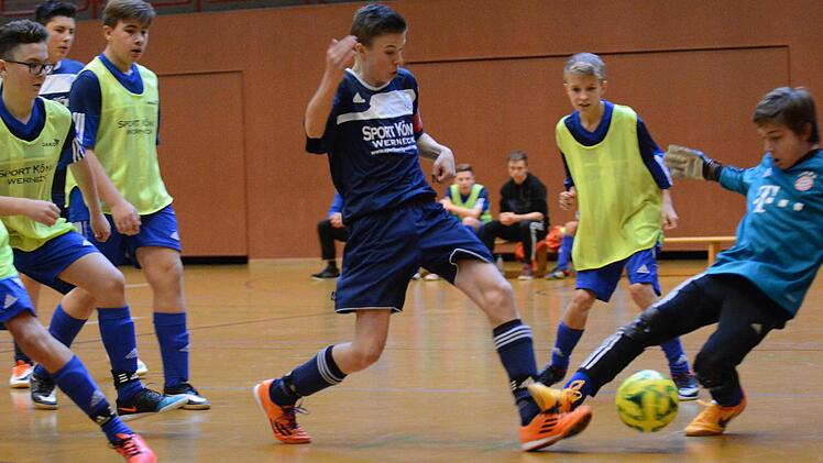 Auf dem Podest landete die U-17 und U-15 des TSV Münnerstadt bei den Futsal-Kreismeisterschaften in eigener Halle. Unser Bild zeigt die U-15-Kicker des Ausrichters im Spiel gegen Nüdlingen (gelbe Leibchen). Foto: ssp