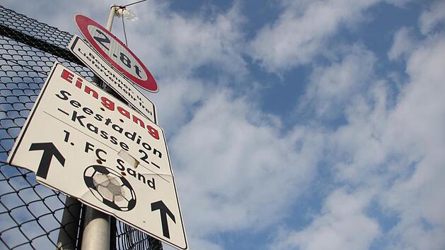 Vor dem Sportgel&auml;nde des FC Sand Foto: Andreas L&ouml;sch