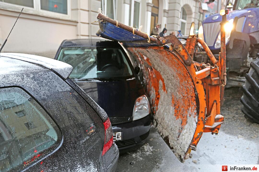 Hof: Schneepflug rammt geparkte Autos