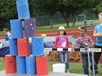 Viel Spaß hatten die Schüler beim Dosenwerfen. Fotos: Gerda Völk