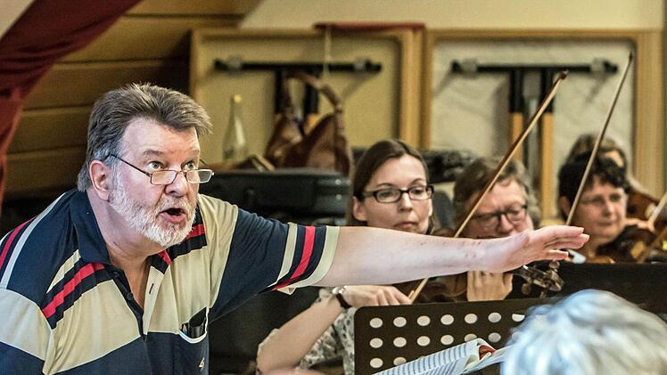 Intensiv bereitet sich das Orchester der "Musikfreunde Neustadt" auf sein Open-Air-Konzert am Sonntag (3. Juli) im Freibad vor.Foto: Jochen Berger