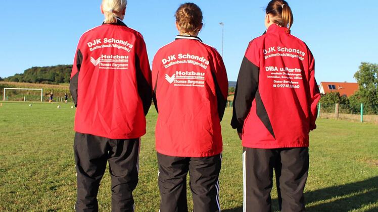 Schlackernde Hosen, viel zu weite Jacken - diese und weitere Probleme kennen viele Frauenmannschaften beim Bestellen ihrer Präsentationsanzüge nur zu gut.  Foto: Sebastian Schmitt
