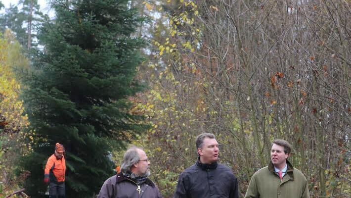 Begleitet von Christoph Schießer, Mick Böhm, Michael Selzer und Prinz Hubertus (von links) schwebt der Baum zum Lkw.  Foto: Barbara Herbst