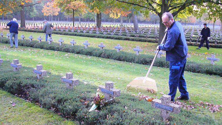 Herbert Schleier beim Säubern der Heidepflanzen vom Laub. Foto: Paul Ziegler