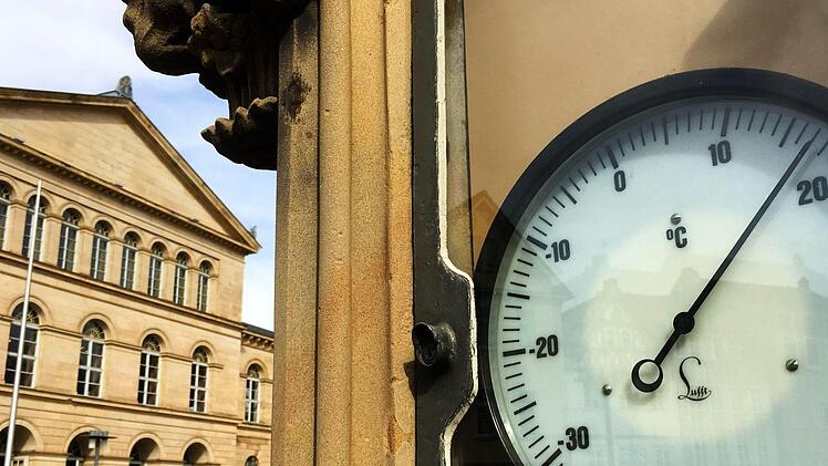 17 Grad Celsius zeigte das Thermometer an der Wetters&auml;ule vor dem Landestheater am fr&uuml;hen Nachmittag.