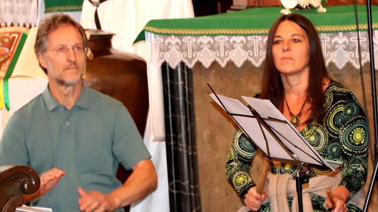 Alexandra Richter (Basstrommel) und Norbert Becher (Djembe) von "Body&Soul" aus Bamberg  Foto: Johanna Blum