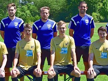 Die Neuzugänge und Nachwuchskräfte des Kreisligisten TSV Pfarrweisach, sitzend von links: Carsten Goldschmidt (FC Rentweinsdorf), Hannes Judex, Lukas Pecht, Marcel Stöhr (alle eigene Jugend), Joshua Herz, Fabian Schörner (beide SV Heubach); hinten von links: Achim Damm (Spielleiter erste Mannschaft), Georg Hußlein (Betreuer zweite Mannschaft), Fabian Schwinn (Spielleiter zweite Mannschaft), Jörn Wich (Betreuer zweite Mannschaft), Spielertrainer Daniel Schneidawind, Vorstand Richard Raithel. A...