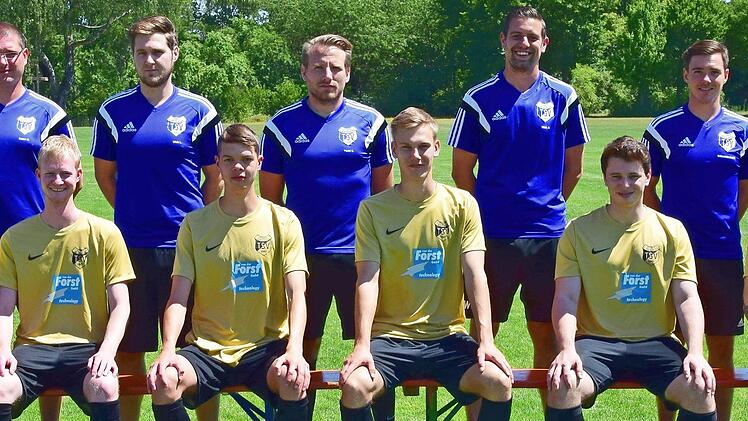 Die Neuzugänge und Nachwuchskräfte des Kreisligisten TSV Pfarrweisach, sitzend von links: Carsten Goldschmidt (FC Rentweinsdorf), Hannes Judex, Lukas Pecht, Marcel Stöhr (alle eigene Jugend), Joshua Herz, Fabian Schörner (beide SV Heubach); hinten von links: Achim Damm (Spielleiter erste Mannschaft), Georg Hußlein (Betreuer zweite Mannschaft), Fabian Schwinn (Spielleiter zweite Mannschaft), Jörn Wich (Betreuer zweite Mannschaft), Spielertrainer Daniel Schneidawind, Vorstand Richard Raithel. A...