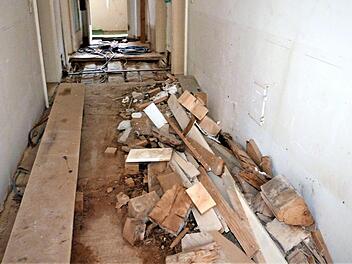 Noch jede Menge Arbeit wartet im Obergeschoss auf die ehrenamtlichen Handwerker der Kirchengemeinde Kasendorf. Foto: Werner Reißaus
