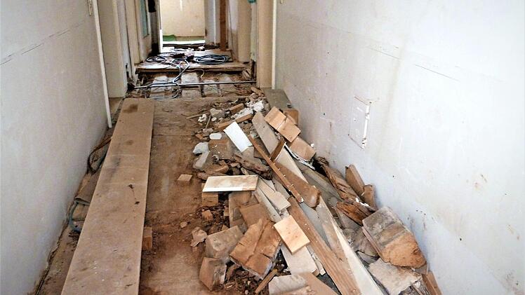Noch jede Menge Arbeit wartet im Obergeschoss auf die ehrenamtlichen Handwerker der Kirchengemeinde Kasendorf. Foto: Werner Reißaus